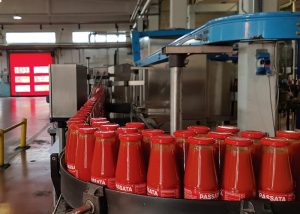 bottiglie pomodoro nello stabilimento