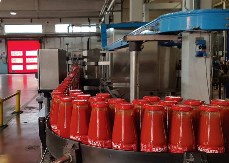 bottiglie pomodoro nello stabilimento