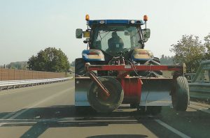 trattore in strada